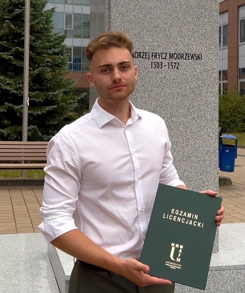 Kuba Wojciechowski z dyplomem licencjata Dietetyki, Uniwersytet Andrzeja Frycza Modrzewskiego w Krakowie